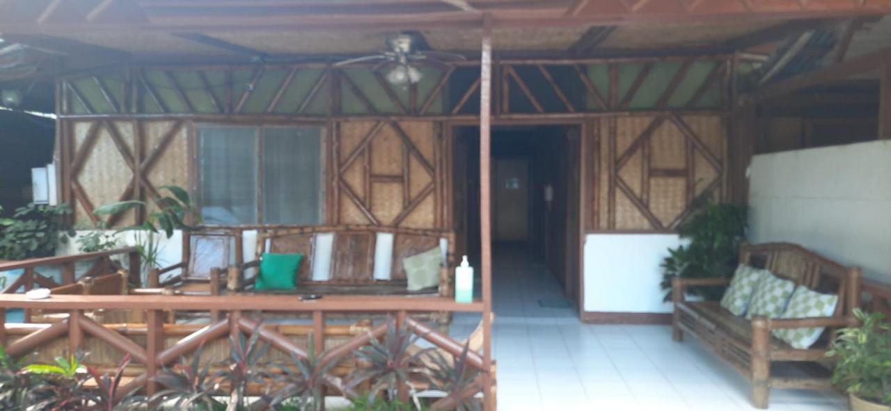 Lilys Guesthouse Coron Exterior photo